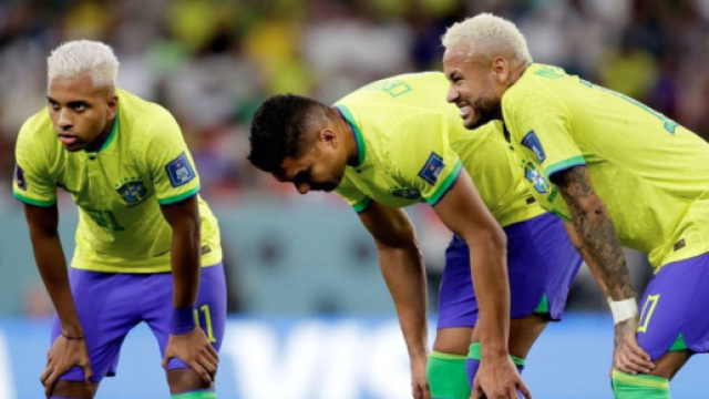 Neymar a rassur&eacute; Rodrygo apr&egrave;s son tir au but manqu&eacute; contre la Croatie. (cr&eacute;dit Twitter)