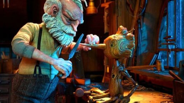 Pinocchio e Geppetto in una scena del film di Guillermo del Toro.