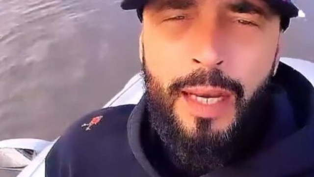 Uomini e donne, Armando bloccato in auto