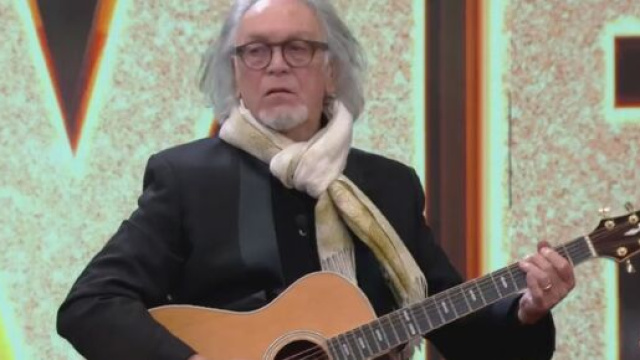 Riccardo Fogli &egrave; stato squalificato per aver bestemmiato.