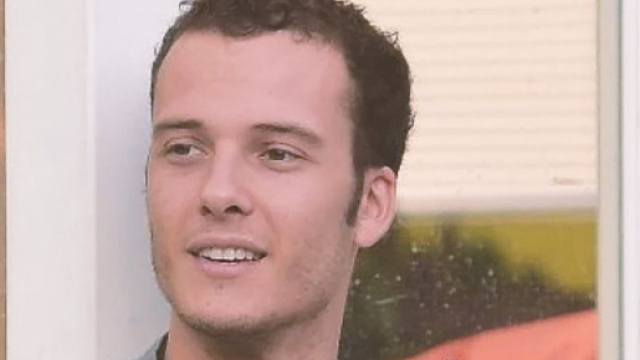 Grande Fratello Vip, Edoardo trova un capello nel piatto e continua a mangiare: stupore social.