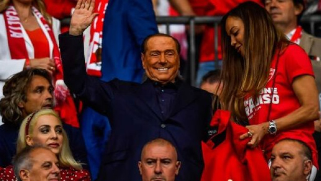 Silvio Berlusconi promet un car de prostitu&eacute;es &agrave; ses joueurs et indigne les fans (capture YouTube)