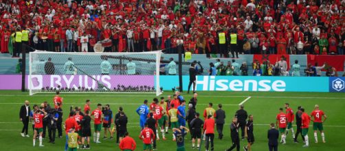 Jogadores do Marrocos agradecem aos torcedores ap&oacute;s jogo contra a Fran&ccedil;a (Reprodu&ccedil;&atilde;o/Twitter/@fifaworldcup)