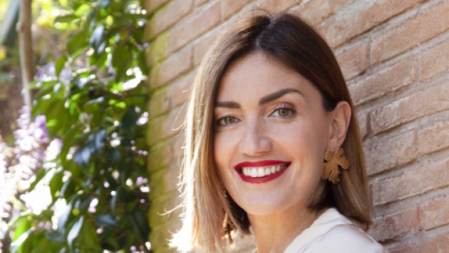 Moda, outfit tutte le novit&agrave; da non perdere inverno 2023, l'abito lungo in maglia di Martina Colombari e il blazer in velluto di Chiara Maci