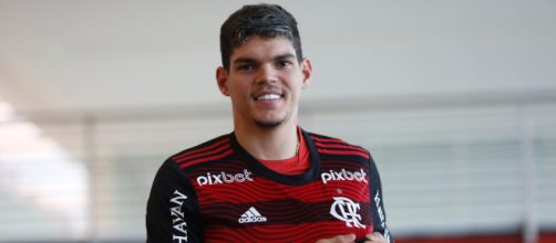 Lateral Ayrton Lucas fica no Flamengo at&eacute; 2027 (Marcelo Cortes/Flamengo)