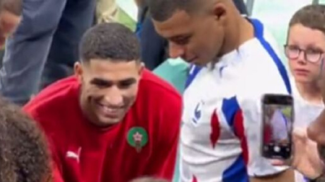 Kylian Mbapp&eacute; pr&eacute;sente Achraf Hakimi &agrave; sa maman dans les tribunes (capture YouTube)