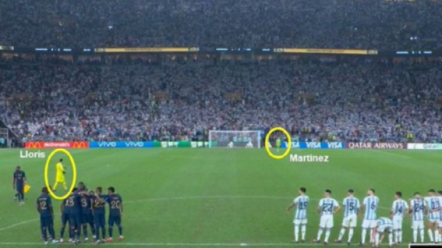 France - Argentine : les techniques d'Emiliano Martinez pour la s&eacute;ance de tirs aux buts (Credit : compte Twitter @GeirJordet)