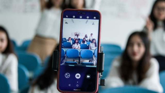 Smartphone in classe solo per finalit&agrave; didattiche.