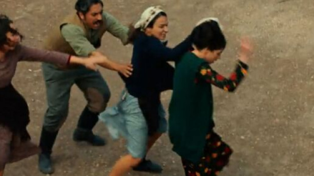 Terra amara, spoiler turchi: Saniye aggredisce Seher per aver sedotto suo marito.