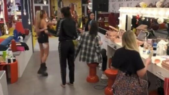 GF Vip, Oriana perde le staffe