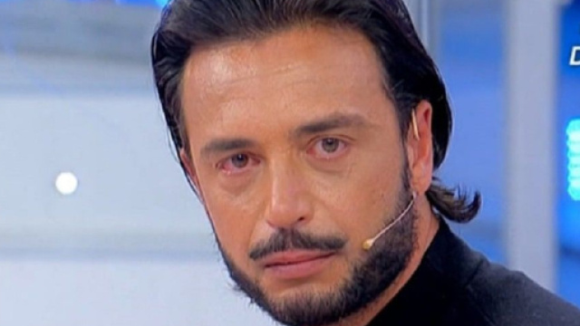 Uomini e donne, scatta la polemica su Armando: 'Ti pagano per stare in studio, ridicolo'.