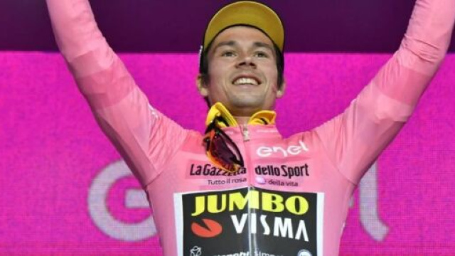 Primoz Roglic in maglia rosa al Giro d'Italia 2019.