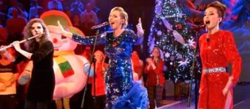 Roc&iacute;o Carrasco y Anabel Due&ntilde;as interpretaron el villancico 'Los campanilleros' (Captura de pantalla de Telecinco)