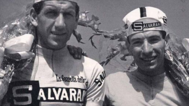 Ciclismo, Vittorio Adorni in maglia Salvarani insieme a Felice Gimondi.