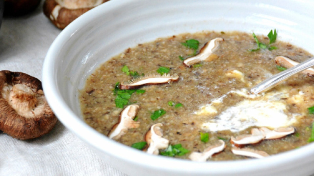 Tre zuppe vegane con ceci e verdure per una cena leggera.