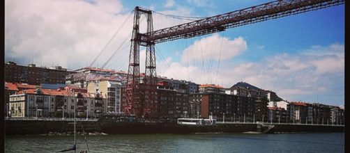El cuerpo ha aparecido junto al Puente Colgante de la r&iacute;a de Bilbao (Wikimedia Commons)
