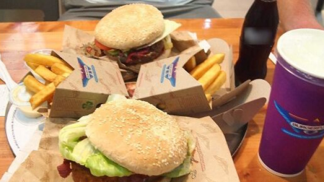 Nella fotografia tipici cibo e bevande spazzatura ricche in grassi o zuccheri