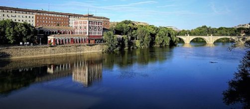 Los GEAS est&aacute;n buscando a una mujer en las aguas del r&iacute;o Ebro en Logro&ntilde;o (Wikimedia Commons)