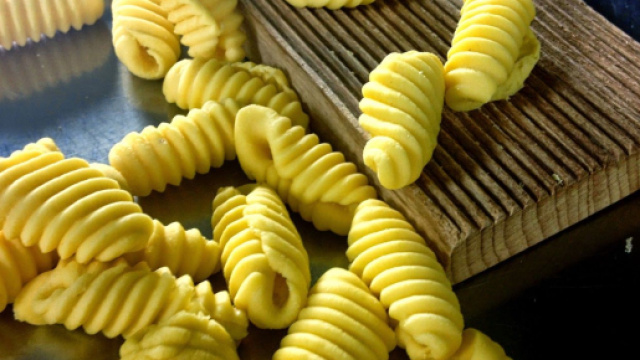Malloreddus fatti in casa con il sugo.