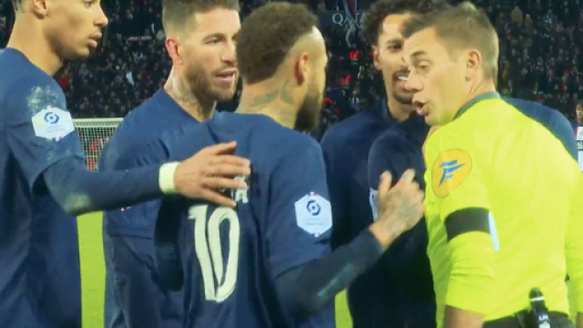 Neymar et Cl&eacute;ment Turpin en plein &eacute;change apr&egrave;s le rouge donn&eacute; au Br&eacute;silien. (cr&eacute;dit capture Prime Video)