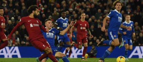 Faes (ao fundo) marcou dois gols contra (cr&eacute;dito:redes sociais do Liverpool).