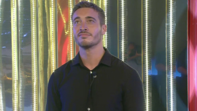 GF Vip, Antonino lascia la casa temporaneamente.