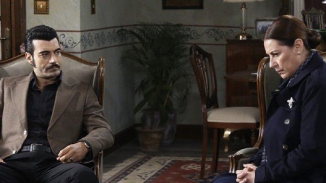Terra amara, Demir confessa a Hunkar di sapere che Adnan non &egrave; suo figlio.