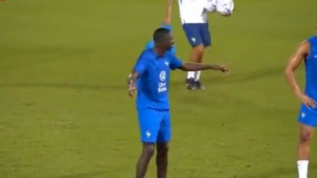 Ousmane Demb&eacute;l&eacute; au coeur d'une sc&egrave;ne hilarante avec l'&eacute;quipe de France. (cr&eacute;dit capture FFF)