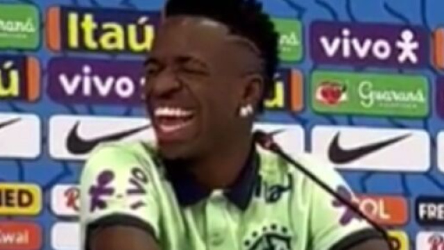 Un chat s'invite &agrave; la conf&eacute;rence de presse de Vinicius, il &eacute;clate de rire (capture YouTube)