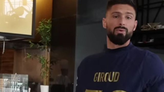 Edf : Giroud re&ccedil;oit son maillot de meilleur buteur, Mbapp&eacute; part en fou rire (capture YouTube)