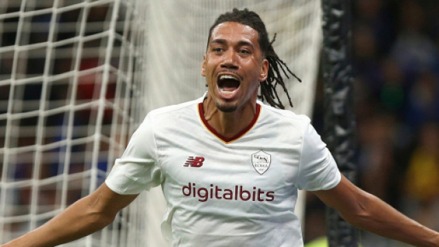 Sia la Juventus che l'Inter seguirebbero Smalling, difensore della Roma che a fine anno potrebbe svincolarsi dai giallorossi.