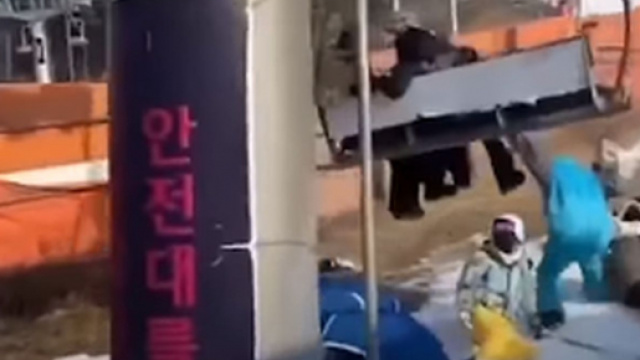 Korea, seggiovia impazzisce va al contrario: sciatori costretti a lanciarsi gi&ugrave; (video).
