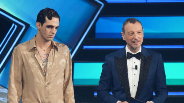 Sanremo 2022: Achille Lauro apre la serata.