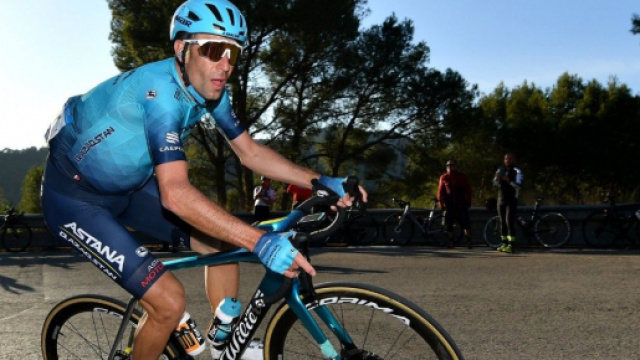 Vincenzo Nibali impegnato alla Volta Valenciana.
