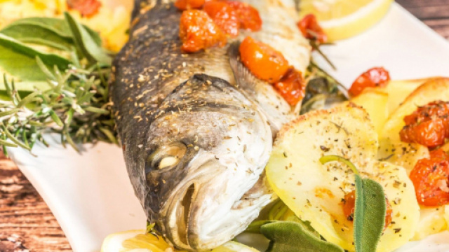 Delizia del mare: spigola accompagnata da condimento.