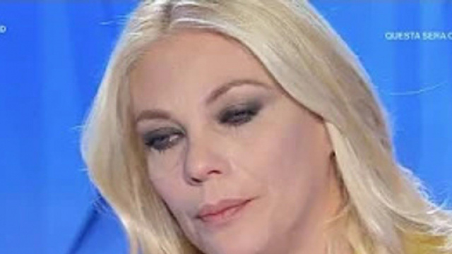 Eleonora Daniele nuovamente in lacrime per il ragazzo dai pantaloni rosa.
