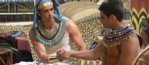 Rams&eacute;s e Mois&eacute;s em 'A B&iacute;blia' (Reprodu&ccedil;&atilde;o/Record TV)