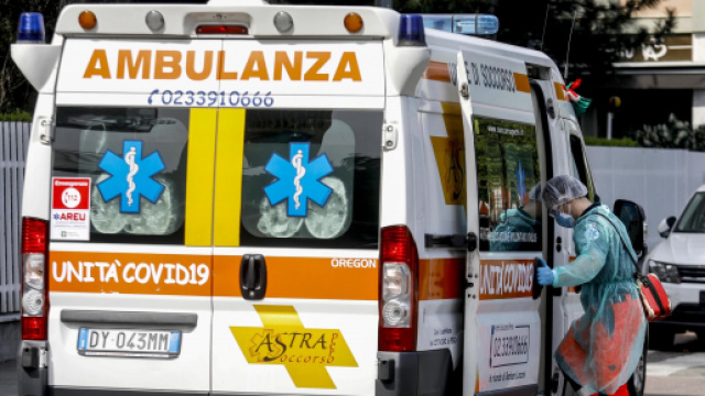 Crotone, allieva sviene a scuola: due ore per l'ambulanza.