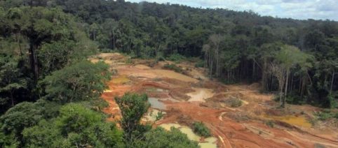 Bolsonaro assina decreto para estimular 'mineração artesanal'