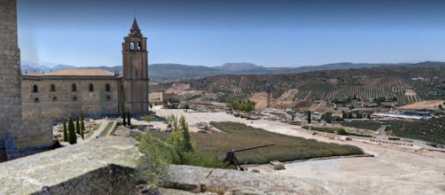 Ruinas de la Iglesia de Santo Domingo de Silos, junto a la fortaleza de la Mota en Alcal&aacute; la Real (Google Maps)