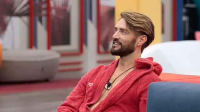 GFVip, Alex Belli punge Bar&ugrave;: 'Ha paura del mio confronto' (Clip).