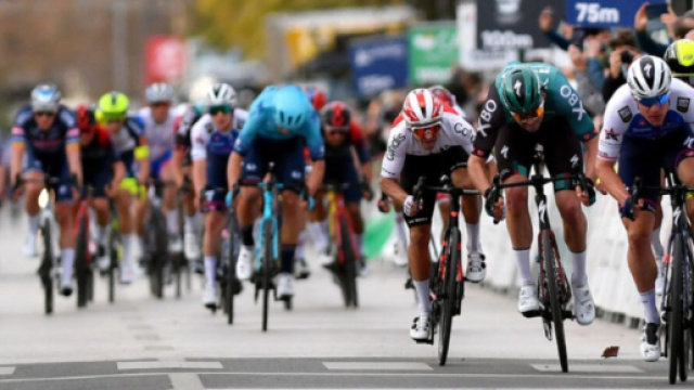 La volata della prima tappa della Volta Algarve, con Kristoff all'estrema destra