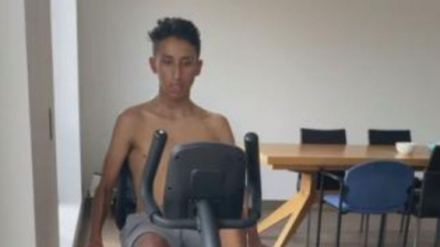 Egan Bernal durante gli esercizi di riabilitazione.