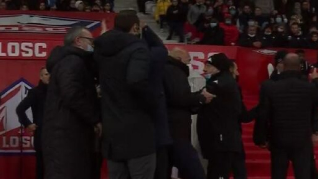 Fr&eacute;d&eacute;ric Antonetti et Sylvain Armand au coeur d'un d&eacute;but de bagarre. (cr&eacute;dit capture Prime Vid&eacute;o)