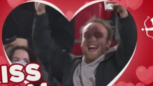 Un supporter de Mayorque fait le buzz &agrave; travers la Kiss Cam du club (capture YouTube)