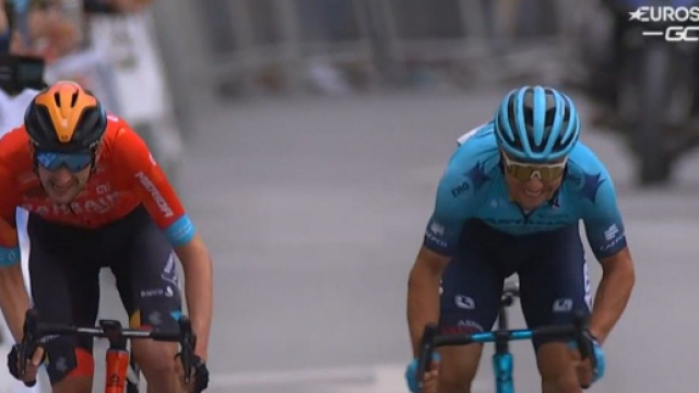 La volata tra Wout Poels e Alexey Lutsenko nella quarta tappa della Vuelta Andalucia.