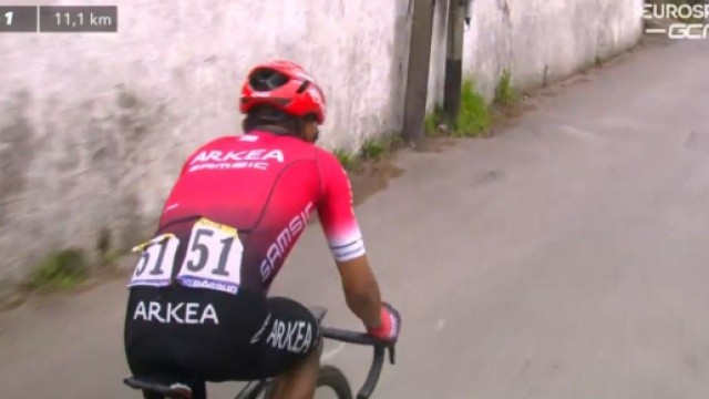 Nairo Quintana al comando della tappa sul Col d'Eze