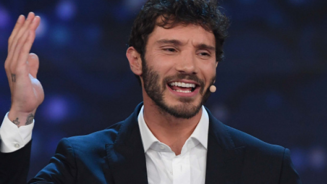 Amici 2022, retroscena serale e giudici: Stefano De Martino verso la riconferma nel cast.