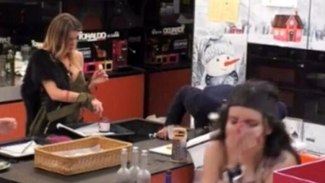 GFVip, Jessica schifata da Bar&ugrave;: fa cadere il latte ma lo beve uguale con dei peli (Video).