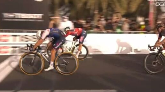 La volata tra Mark Cavendish e Jasper Philipsen all'Uae Tour.